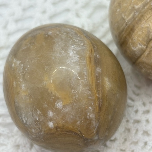 2 polished aragonite eggs - Picture 4 of 10